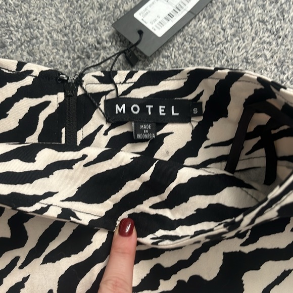 Brand New Motel Rocks Skirt - Picture 3 of 7